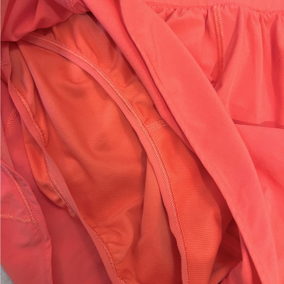 Lululemon Coral Hotty Hot short 2.5” (Country club partnership logo) - Picture 4 of 7